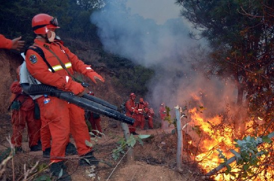 云南大理山火已连烧30小时 油库安全告急