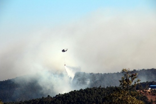 云南大理山火已连烧30小时 油库安全告急 云南大理山火已连烧30小时 油库安全告急