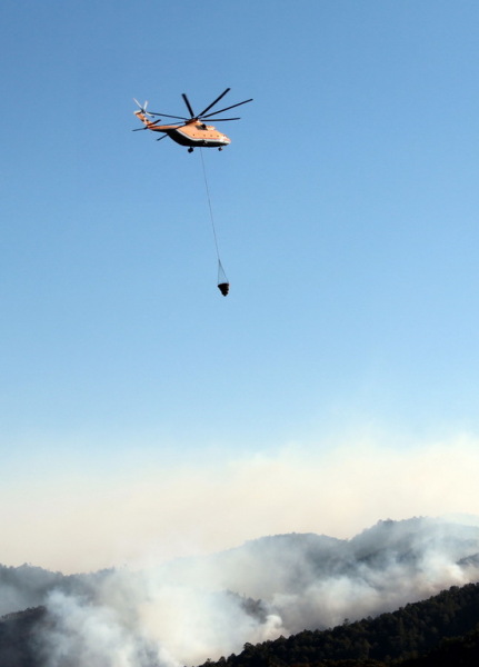 云南大理山火已连烧30小时 油库安全告急
