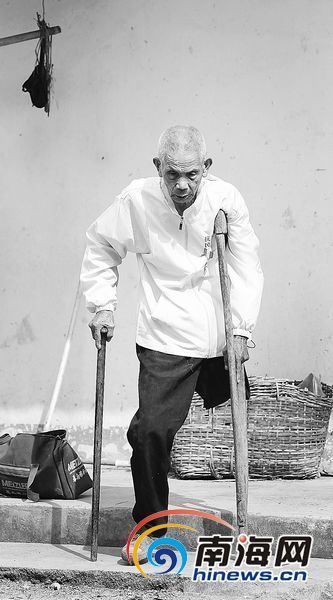 2月5日，93岁的远征军老兵秦崇议拄着拐棍迎接访客。本栏照片由本报记者苏晓杰摄