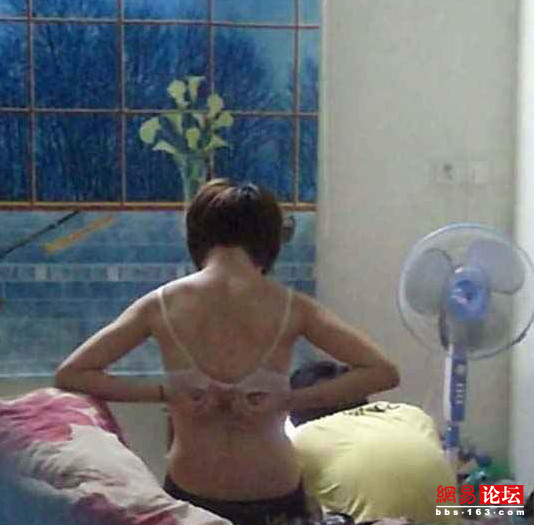 震惊卧室偷拍 关好自己家门窗啊