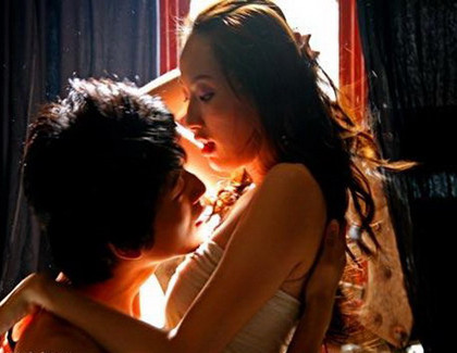 《北京青年》女星整容换脸照 网友：迎风流泪！