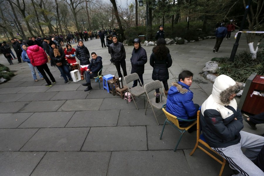 杭州市民排队购除夕头香门票