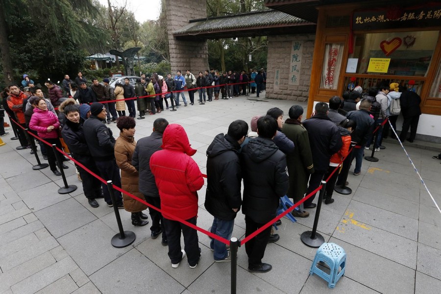 杭州市民排队购除夕头香门票