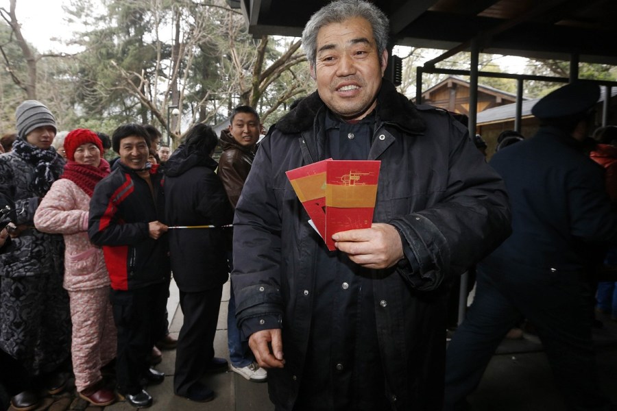 杭州市民排队购除夕头香门票