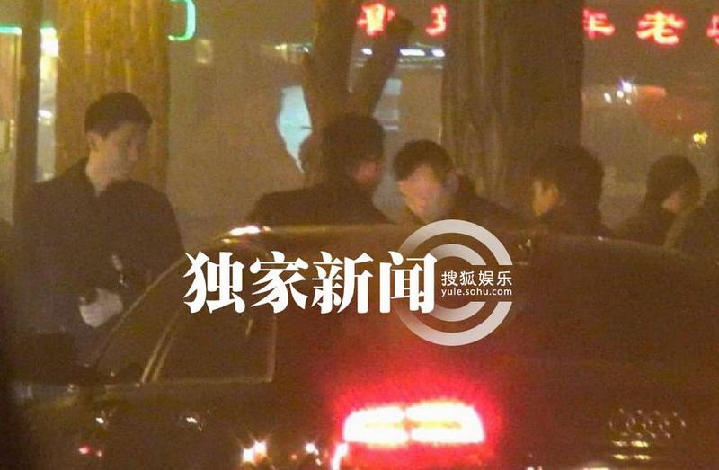 汪小菲撇大S自带红酒吃火锅 大S疑家中安胎