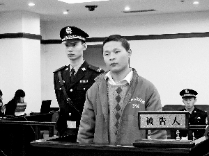 一脸稚气的孟某站在法庭上受审。