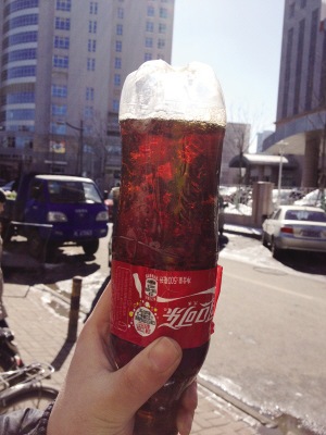 可口可乐瓶内现固体异物厂家称漏气致细菌生长