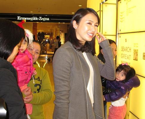 黎姿携双胞胎女儿逛名品店 两女儿精灵逗趣(组图)