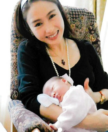 黎姿素颜抱双胞胎女儿上早教课 小女儿眼神精灵