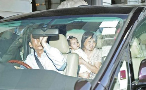 黎姿素颜抱双胞胎女儿上早教课 小女儿眼神精灵