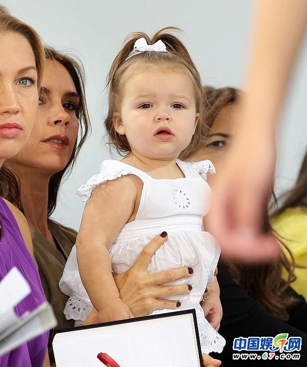 贝克汉姆女儿小七19个月四次看秀 网友：长大要逆天