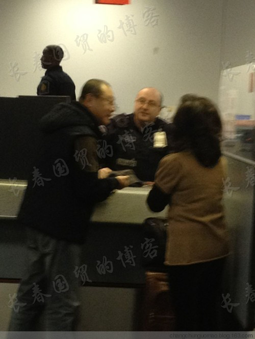 范伟赴多伦多移民局