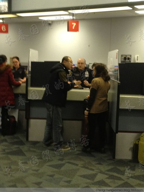 范伟赴多伦多移民局