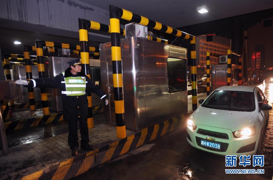 （社会）（1）全国收费公路春节小型客车免费通行正式实施