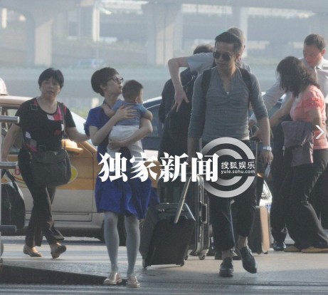 孙俪邓超一家三口现身