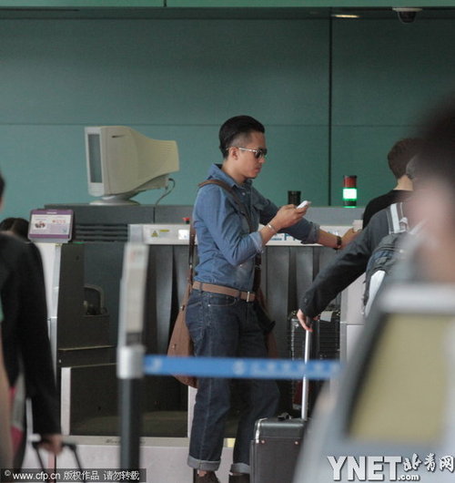 孙俪邓超机场搭背牵手秀恩爱