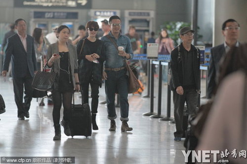 孙俪邓超机场搭背牵手秀恩爱