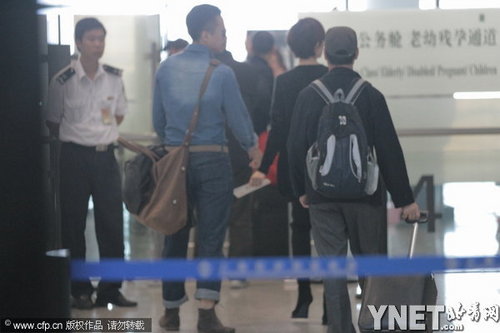 孙俪邓超机场搭背牵手秀恩爱