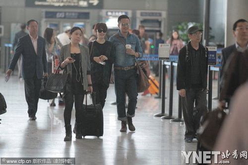 孙俪邓超机场搭背牵手秀恩爱