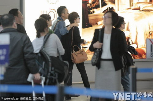 孙俪邓超机场搭背牵手秀恩爱