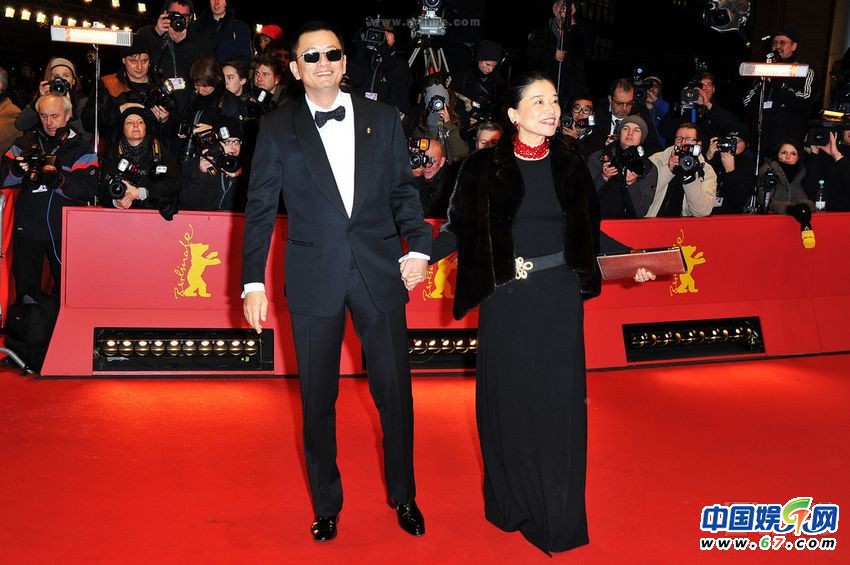 王家卫和妻子陈以靳出席柏林《一代宗师》首映礼 