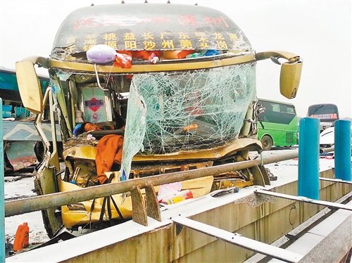 这是2月8日拍摄的车祸现场。 新华社发