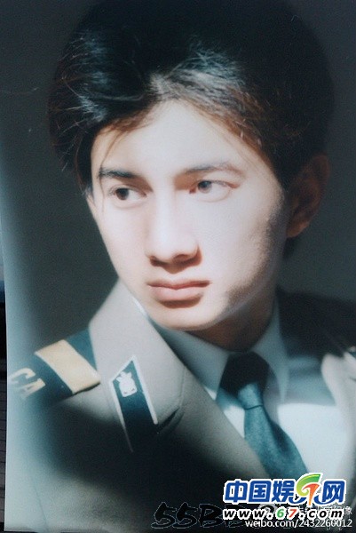 “四爷”吴奇隆昔日军装照曝光 图揭众星珍藏旧照