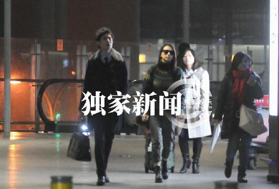 每日追星：高圆圆低调抵京回应分手传言 周星驰被周秀娜“羞辱”