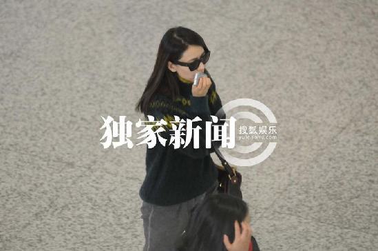 每日追星：高圆圆低调抵京回应分手传言 周星驰被周秀娜“羞辱”