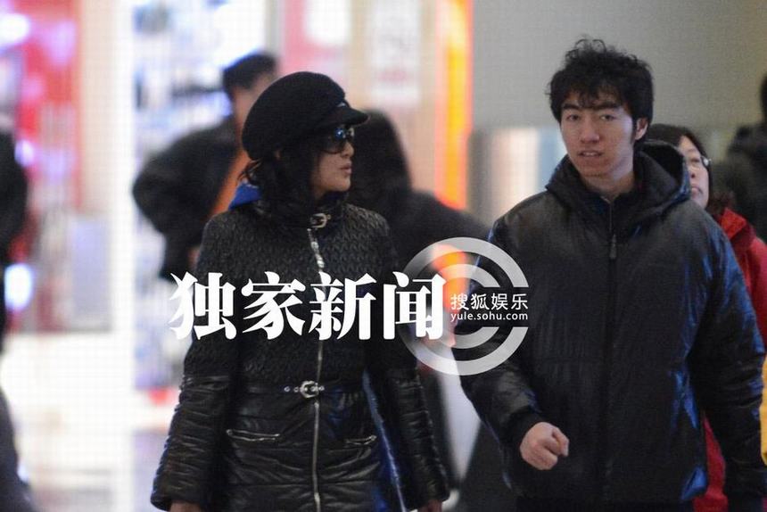 每日追星：刘晓庆贵妇范获豪车接机 张翰郑爽恩爱同行粉丝簇拥