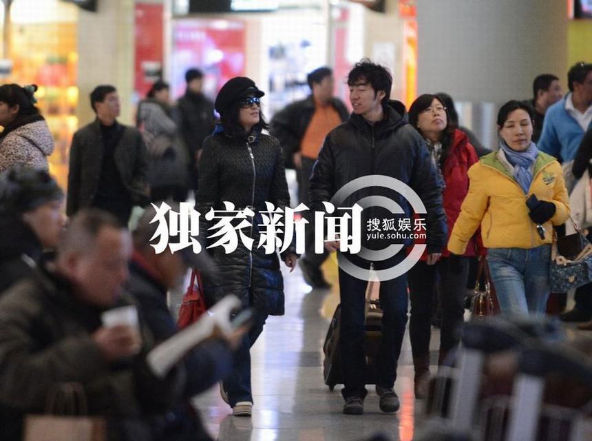 每日追星：刘晓庆贵妇范获豪车接机 张翰郑爽恩爱同行粉丝簇拥