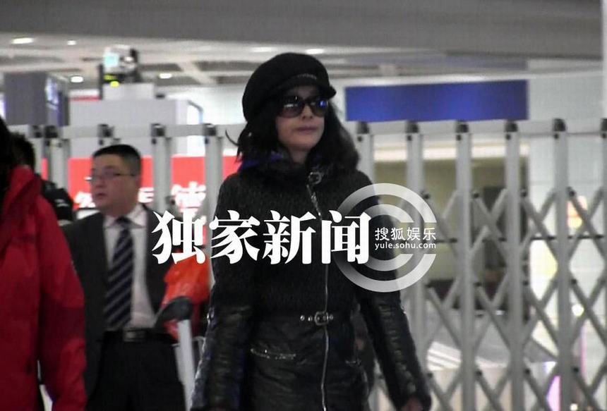 每日追星：刘晓庆贵妇范获豪车接机 张翰郑爽恩爱同行粉丝簇拥
