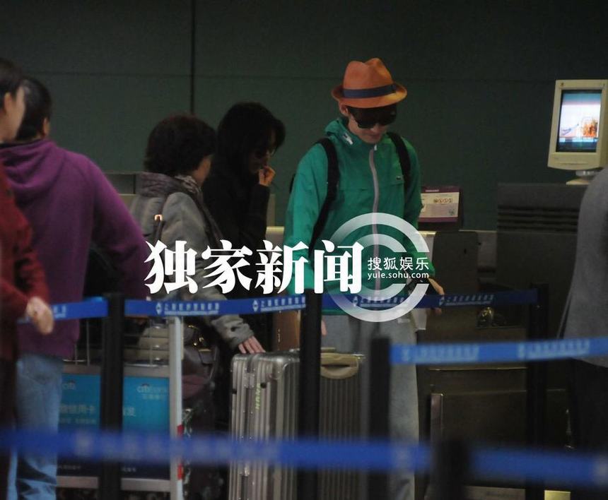 每日追星：刘晓庆贵妇范获豪车接机 张翰郑爽恩爱同行粉丝簇拥