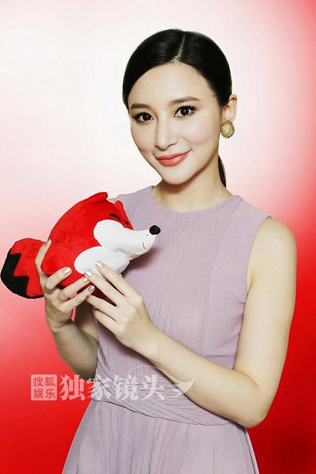 2013蛇年除夕之际众星道喜 柳岩火辣低胸梅婷秀美背