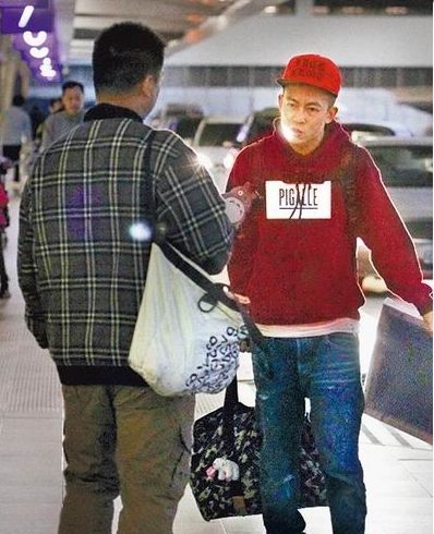 陈冠希赴台湾陪女友过年 怒斥狗仔拒受访