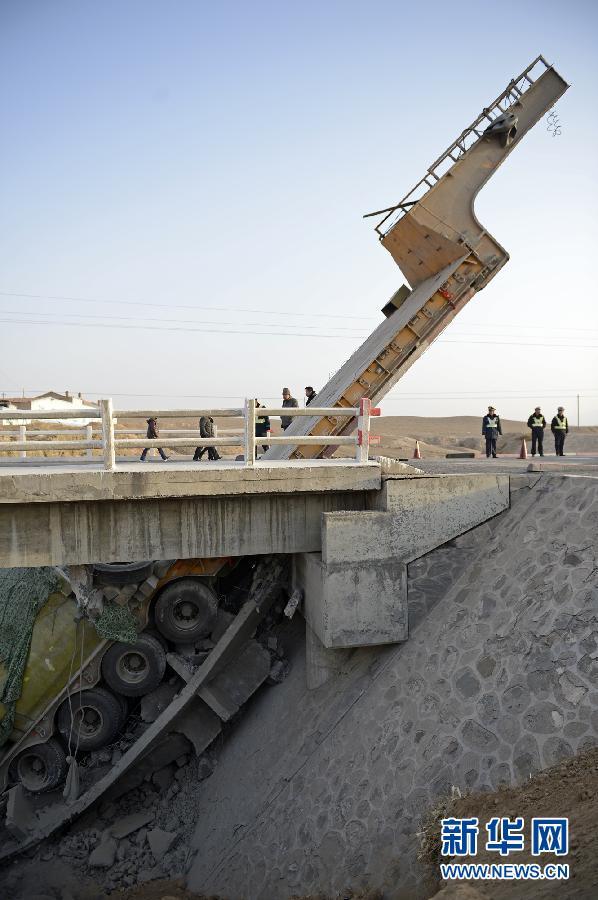 超载大货车压塌大桥 车厢掉落桥下司机驾车头逃逸(图)