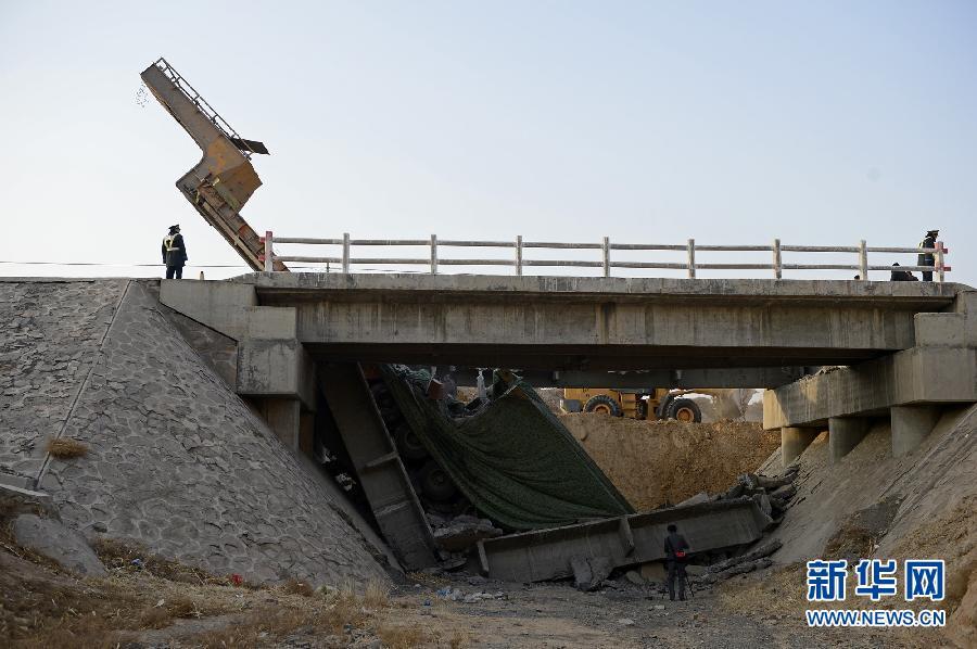超载大货车压塌大桥 车厢掉落桥下司机驾车头逃逸(图)