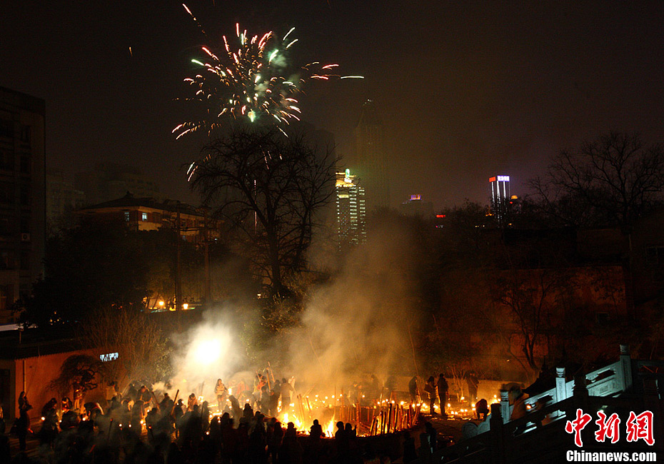 青岛天后宫 香客焚香求太平