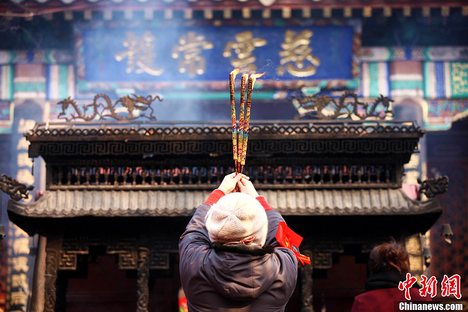 青岛天后宫 香客焚香求太平