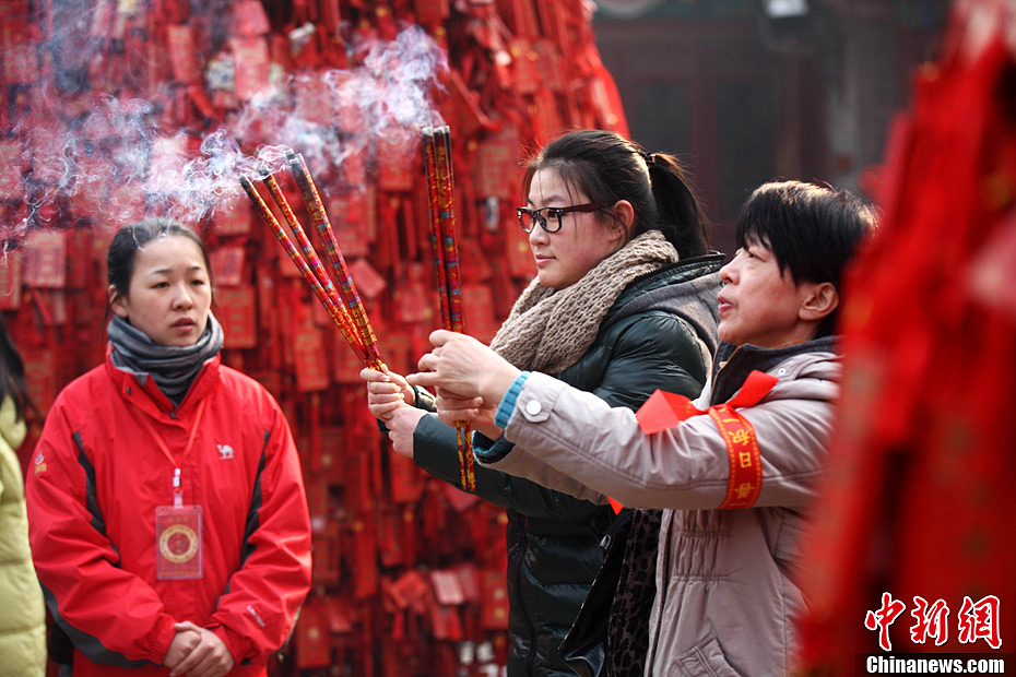 青岛天后宫 香客焚香求太平