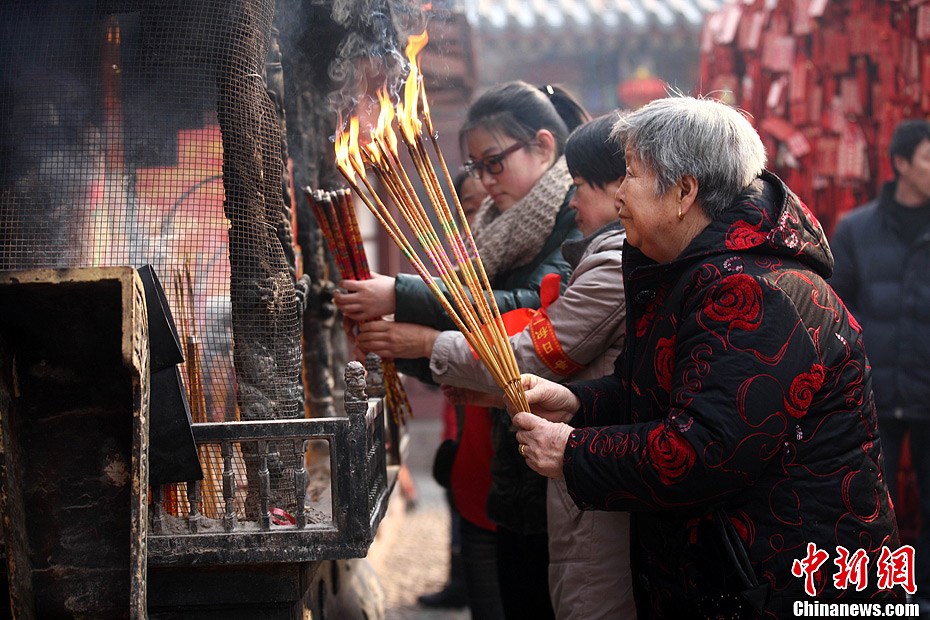 青岛天后宫 香客焚香求太平