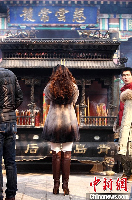 青岛天后宫 香客焚香求太平