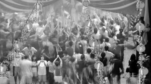 2月9日，新加坡市民在农历除夕夜到新加坡滑铁卢街的一间庙里祈福。