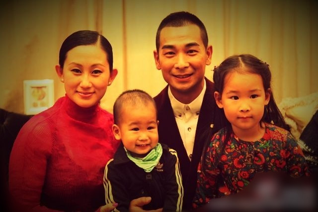 赵文卓全家福首曝光 一家四口拜大年