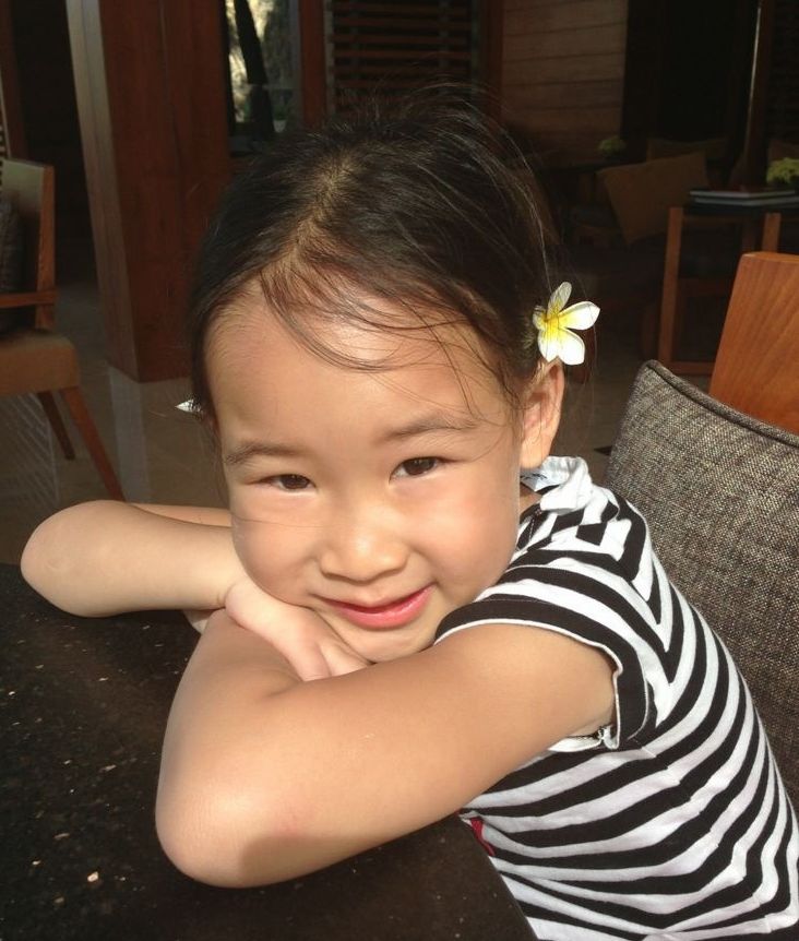 赵文卓全家福首曝光 一家四口拜大年