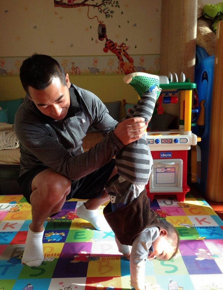 赵文卓全家福首曝光 一家四口拜大年