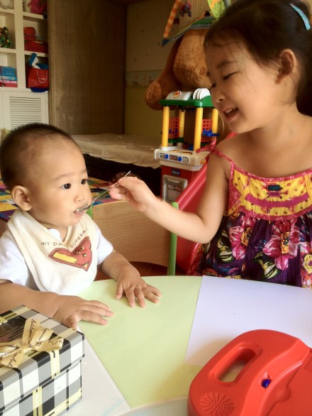 赵文卓妻子晒儿女可爱照