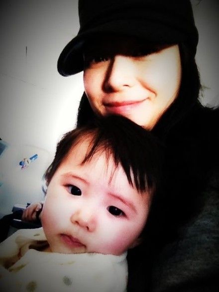 郭羡妮带女儿坐飞机