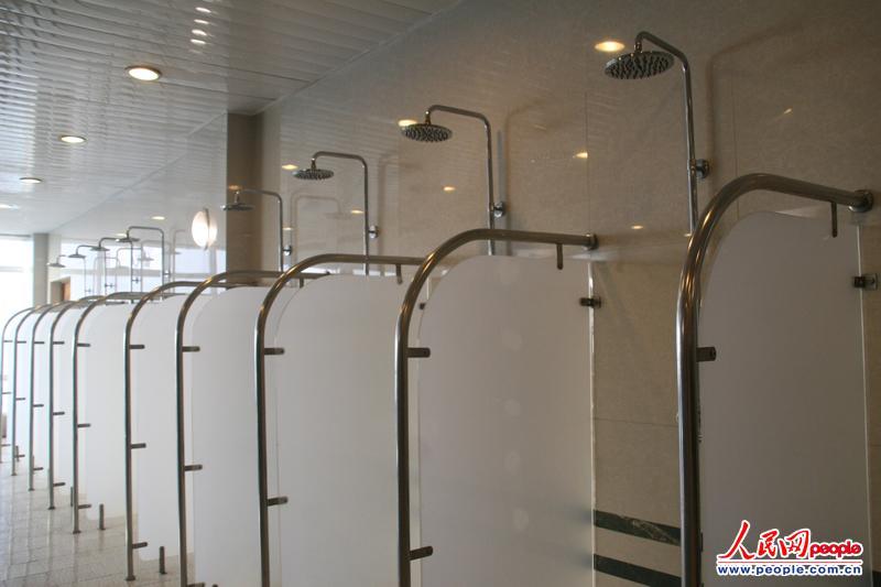 朝鲜流行滑旱冰 洗澡1次折合人民币1毛钱